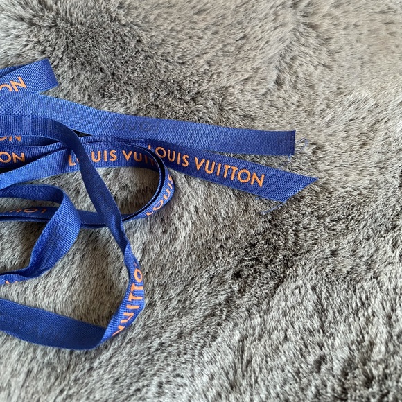 Louis Vuitton Blue Ribbon - Picture 2 of 3